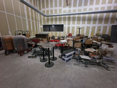 une pièce remplie de cartons et d'autres objets