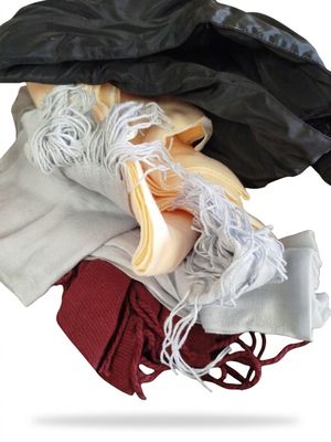 un tas de vêtements sur fond blanc, avec un sac noir