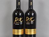 deux bouteilles de vin rouge posées sur une table en verre