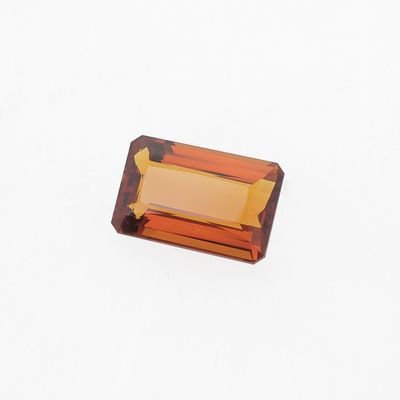 une tourmaline orange posée sur un fond blanc