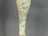 une statue égyptienne représentant une femme tenant un oiseau, posée sur un socle noir