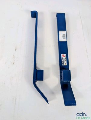 deux morceaux de plastique bleu sont posés sur une surface blanche