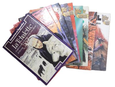 un grand nombre de livres posés sur une table