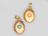 une paire de boucles d'oreilles en or ornées de pierres turquoise et roses
