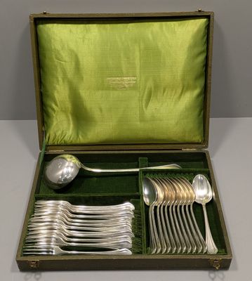 couverts plaqués argent dans un coffret doublé de velours vert