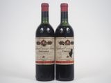 deux bouteilles de vin rouge posées l'une à côté de l'autre sur une surface blanche
