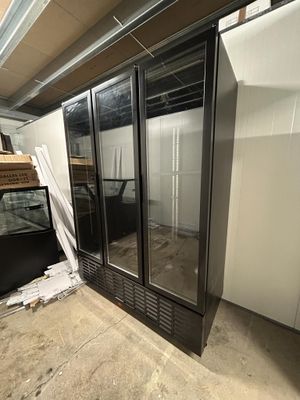 un réfrigérateur placé au milieu d'une pièce