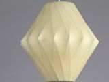 un gros plan d'une lampe blanche suspendue au plafond