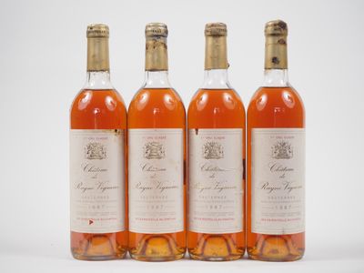 trois bouteilles de vin posées les unes à côté des autres sur une surface blanche