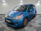 la voiture bleue est garée dans le garage sur le sol en damier