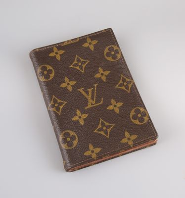 louis vuitton monograme passport case