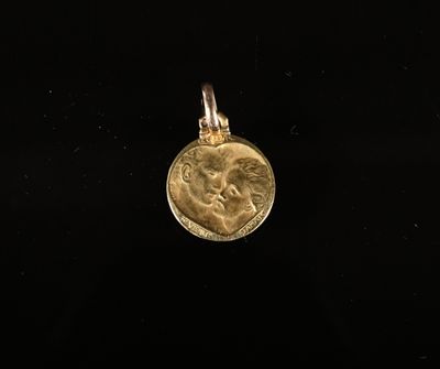 gros plan d'une pièce d'or avec un visage dessus