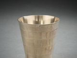une coupe en argent posée sur une table