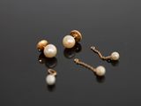 trois paires de boucles d'oreilles en perles et en or sur un fond noir