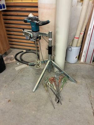 une machine posée sur une table dans un garage