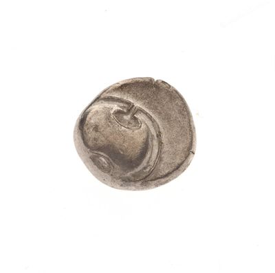 une vieille pièce d'argent avec un visage de femme dessus