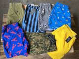 plusieurs paires de shorts pour homme posées sur une caisse en bois