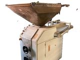 une petite machine posée sur une table