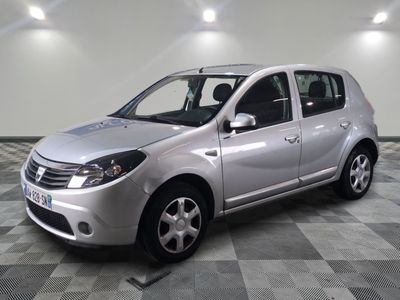 la photo d'une petite voiture argentée garée dans un garage