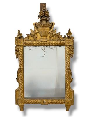 un miroir accroché au mur de la pièce