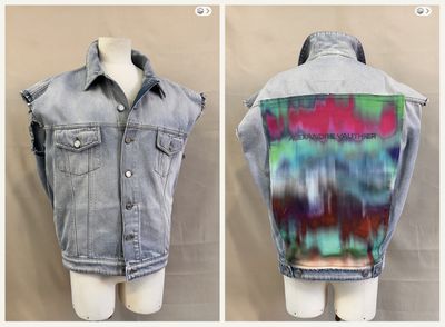 deux photos d'un gilet orné d'un motif tie-dye