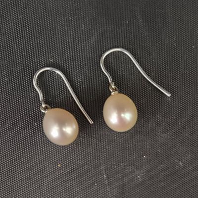 une paire de boucles d'oreilles en perles sur une surface noire