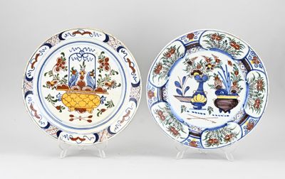 paire d'assiettes bleues et blanches ornées de fleurs et d'oiseaux