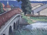 un tableau représentant un pont enjambant une rivière, avec des maisons en arrière-plan