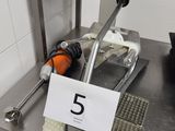 une pancarte indiquant « 5 » sur le côté d'un plan de travail de cuisine