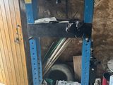 un garage avec un établi bleu et un tas d'objets divers
