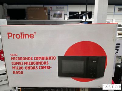 un carton sur lequel est posé un micro-ondes, dans un magasin