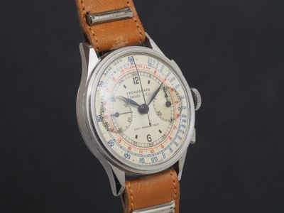 gros plan d'une montre-bracelet avec un bracelet en cuir marron