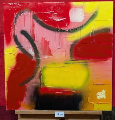 un tableau posé sur un chevalet, avec un fond rouge et jaune