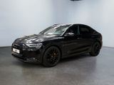 L'Audi Q4 noire est garée dans une grande pièce