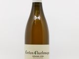 une bouteille de vin posée sur une table