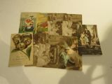 un lot de vieilles cartes postales posées sur une table