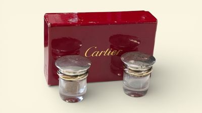 CARTIER Salière et poivrier avec montures en argent massif p…