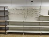 une étagère vide dans un magasin où il y a beaucoup d'étagères vides