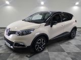 la voiture blanche est garée sur un sol en damier dans le garage
