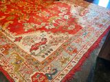 un grand tapis rouge sur le sol d'une pièce