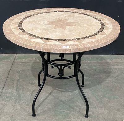 une table ornée d'un motif en forme d'étoile