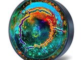 une image représentant une horloge ornée d'un motif coloré