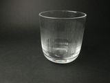 un verre d'eau posé sur une surface noire