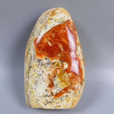 Minéraux de collection. Rare opale rouge de Madagascar sur g…