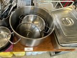 le nombre de casseroles et de poêles qui se trouvent sur une table