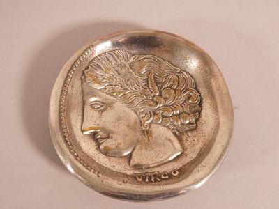 l'image d'une pièce d'argent sur laquelle figure le visage d'une femme