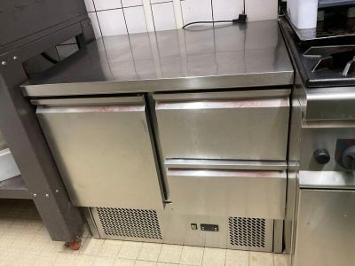 une cuisinière et un four en acier inoxydable dans une cuisine professionnelle
