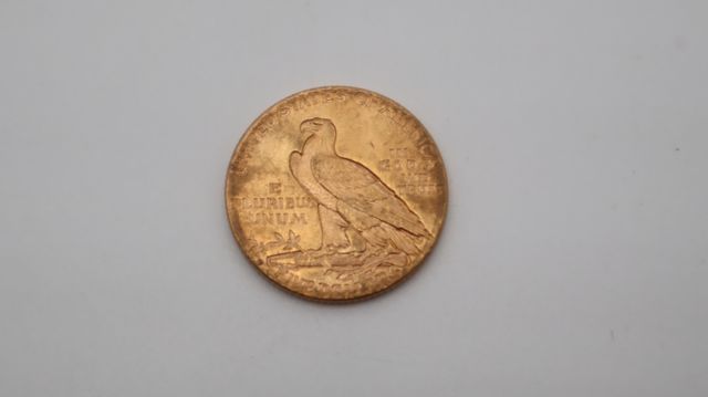 Une pièce de monnaie en or à valeur faciale de cinq dollars USA t...