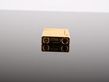 l'image d'une petite radio posée sur une table