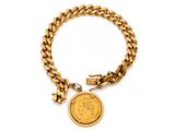 un bracelet en or orné d'un pendentif en forme de pièce de monnaie